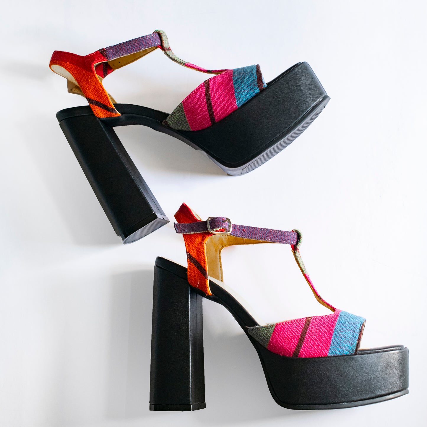 Zapatillas Negras con plataforma en telar de cintura