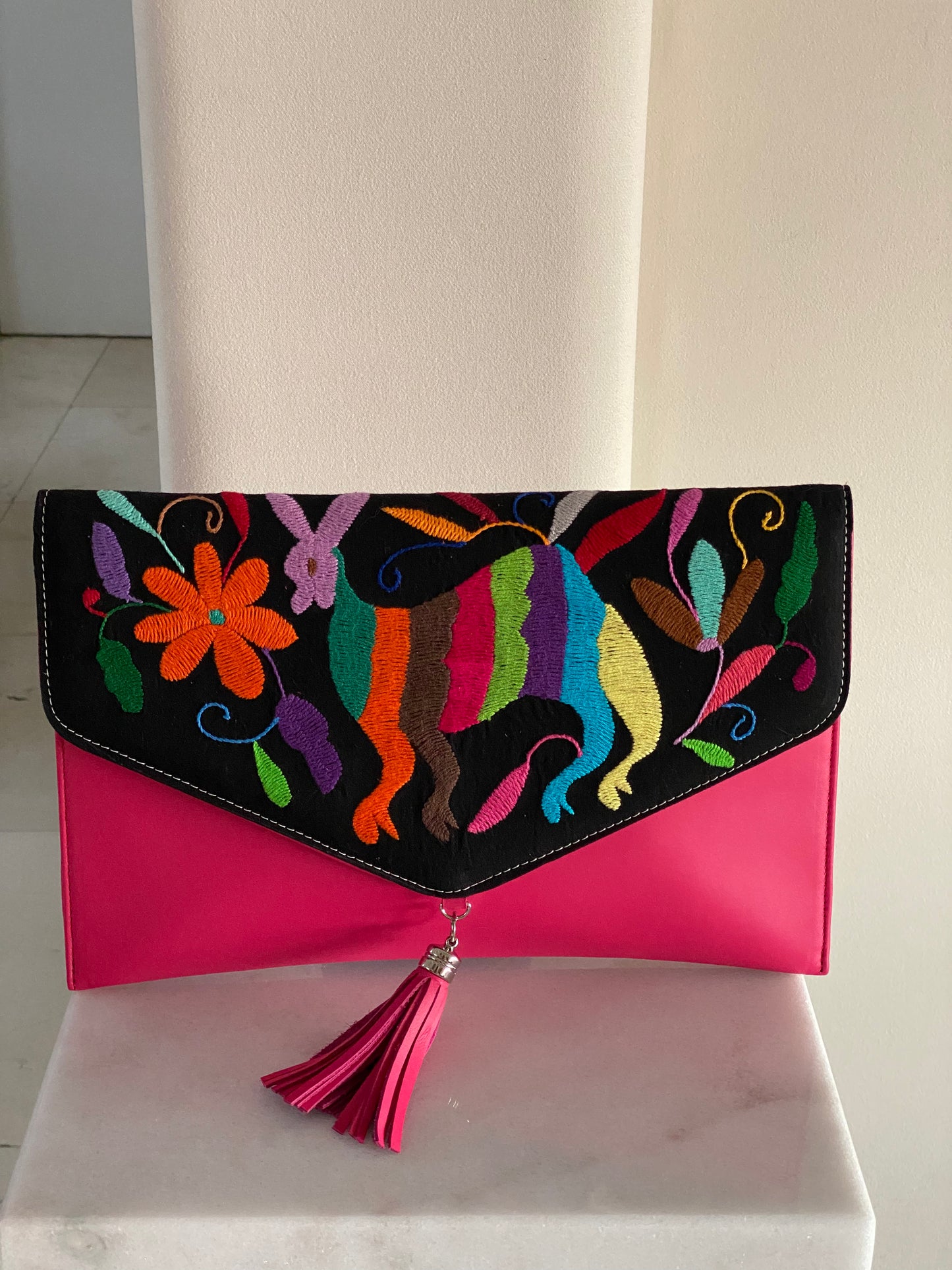 Carteron Artesanal en piel con bordados de Tenango